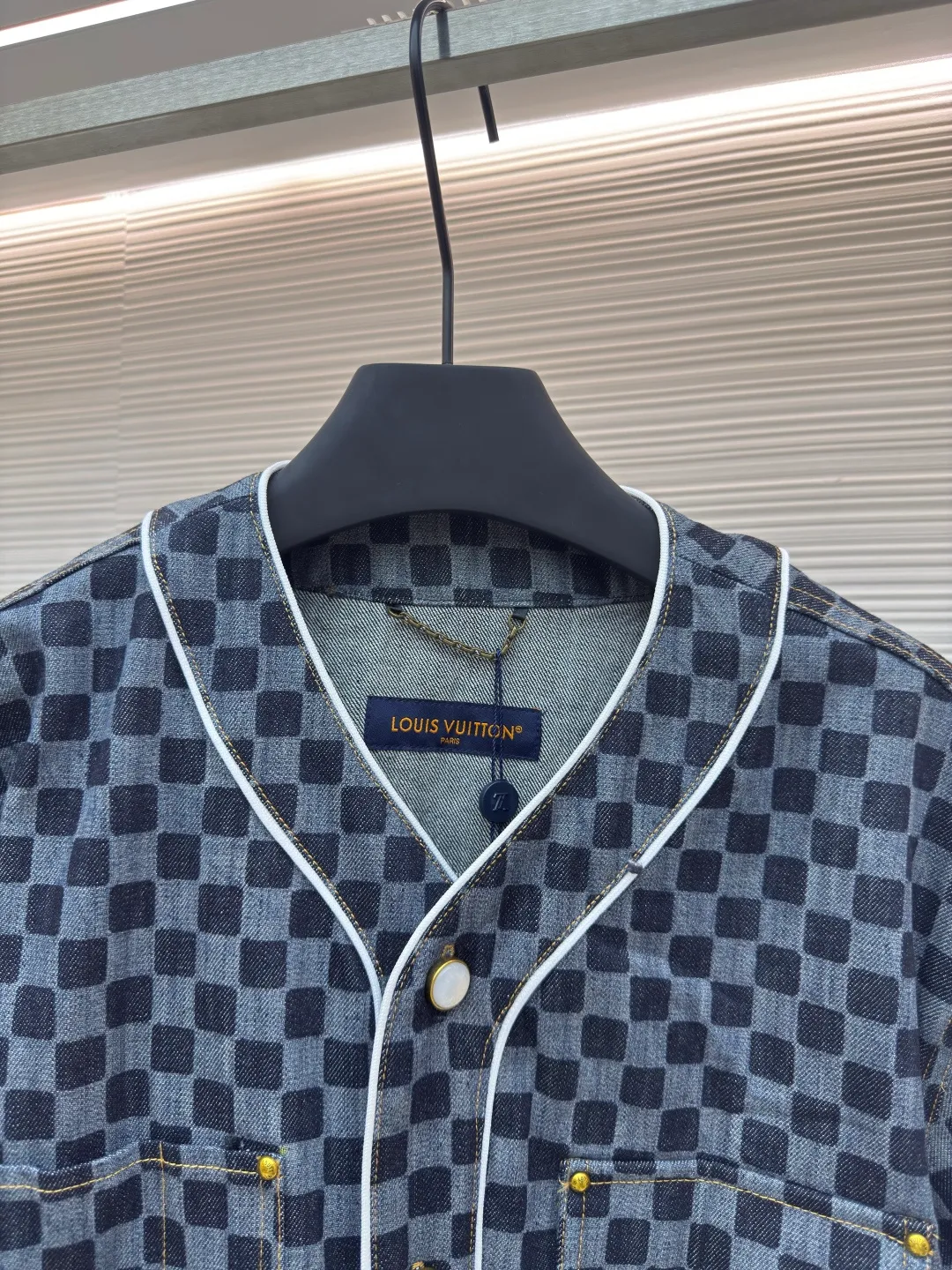 LOUIS VUITTON Pocket logo plaid short sleeves ●Authentic product: Purchased and developed by 14755 ●Item number: 1680137-B35 ●Material: denim fabric ●Technology: jacquard production ●Version: fitted version ●Weight: about 675 grams ●Size: S-M-L-XL ●Description: Made of 100% cotton fabric, bringing a soft and skin-friendly wearing experience, with full-length Miniature carefully printed on the surface of the fabric The Der pattern highlights the classic elements of the brand. The designer cleverly uses contrasting edge technology and pearlescent buttons on the front to add exquisite details to the overall look. The chest pocket is topstitched and decorated with rivets, which is both practical and design-rich. Every detail of the shirt has been carefully considered, from the selection of buttons to the processing of stitching, all reflecting consistent exquisite craftsmanship! This shirt perfectly blends leisure and elegance, bringing a unique fashion style to the wearer whether it is a daily match or a casual occasion. The overall wiring is straight and delicate, the fabric is comfortable and soft, and the color is consistent without color difference. It can be matched with the same style to create a fashionable look and control various occasions. Customized accessories, complete with three standards, same style for men and women!
